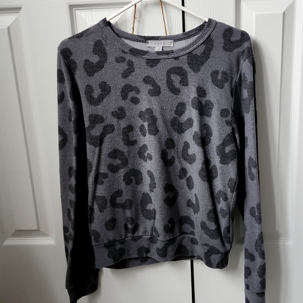 Cropped sweater, cheetah print. Size M